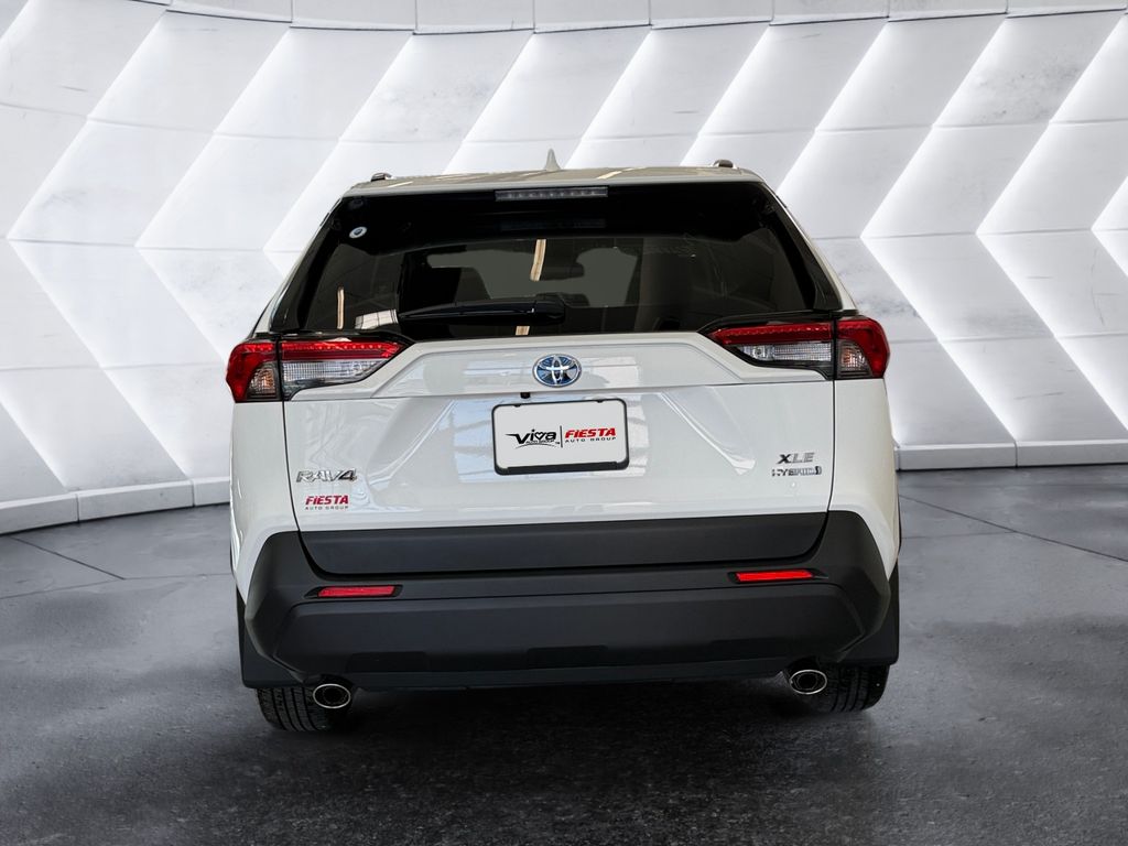 2024 Toyota RAV4 Hybrid XLE photo 3