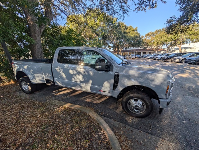 2026 Ford F-350 Platinum photo 2
