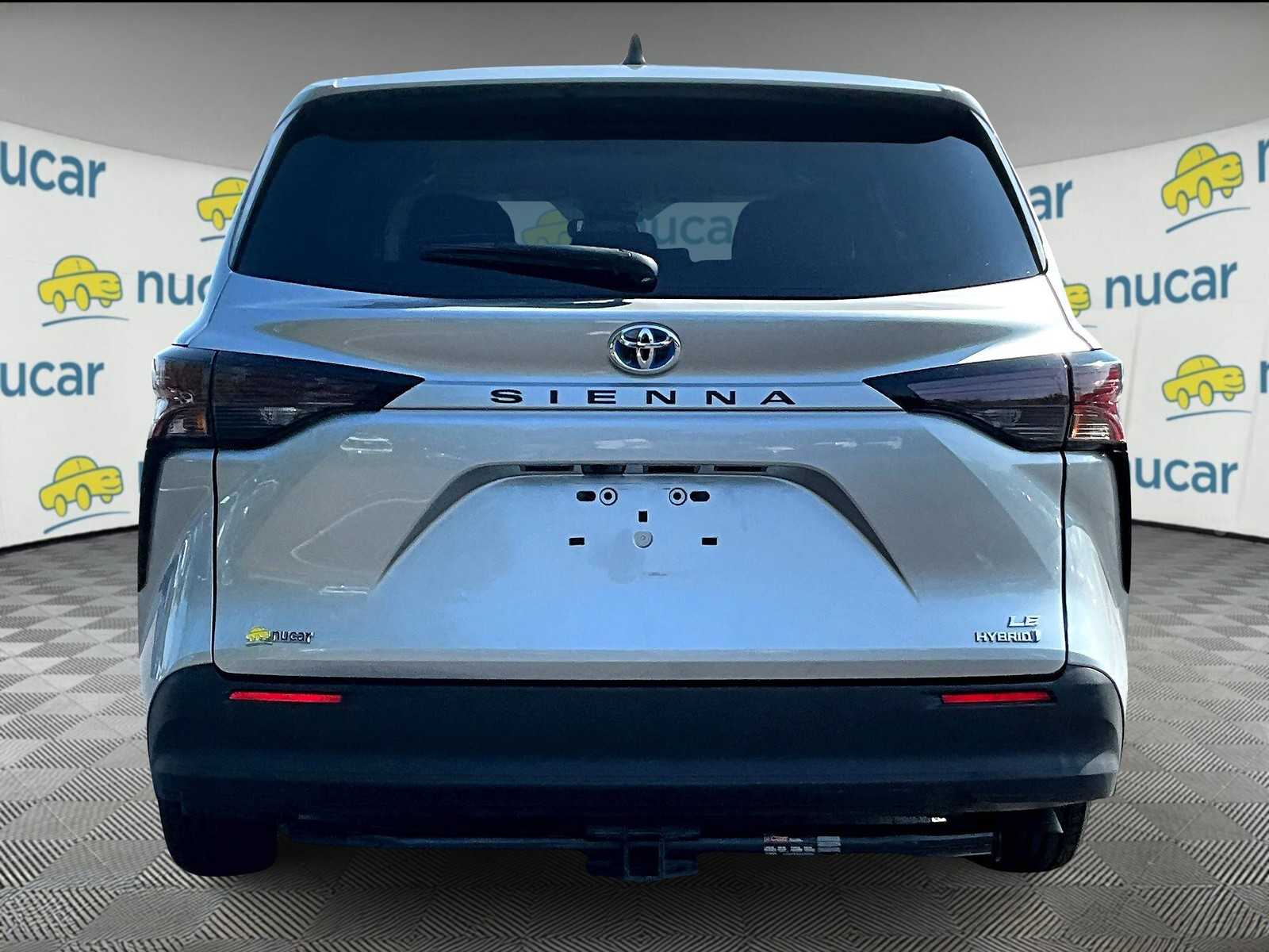 2023 Toyota Sienna LE photo 5