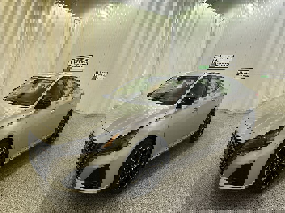 2025 Nissan Altima SR photo 3