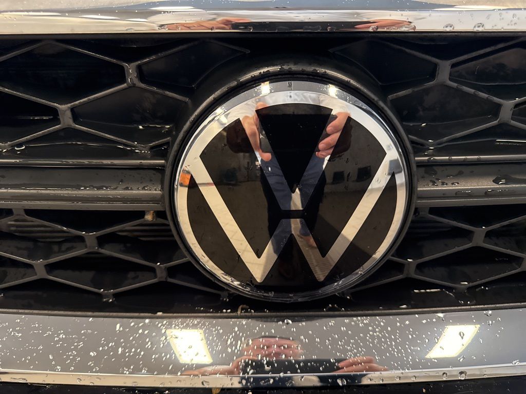 2024 Volkswagen Taos SE photo 2
