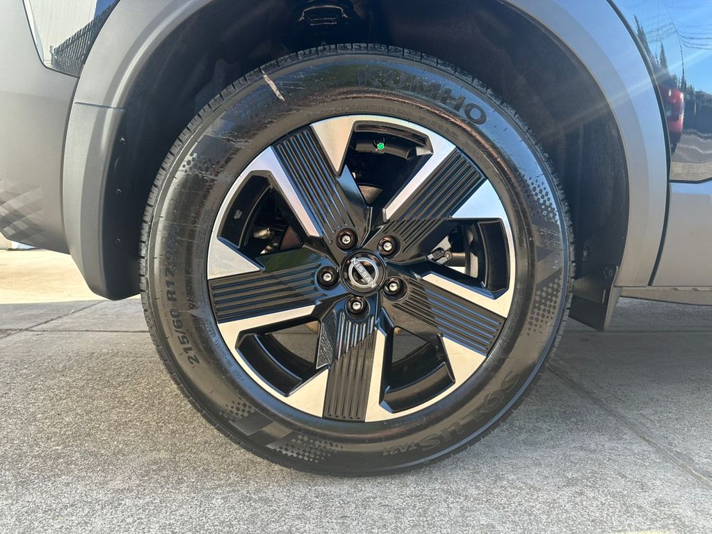 2025 Nissan Kicks SV photo 12