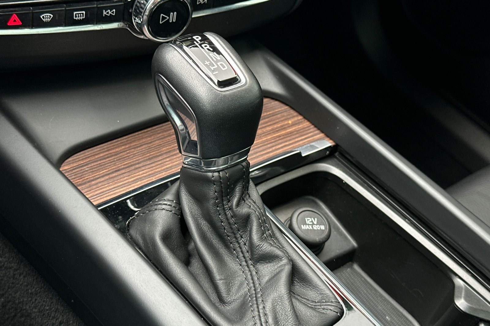 2021 Volvo XC60 T5 Momentum photo 23
