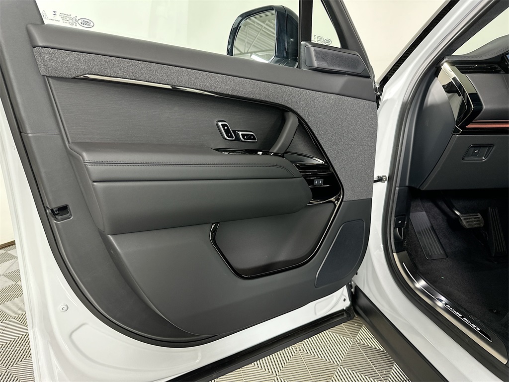 2025 Land Rover Range Rover Sport SE photo 18