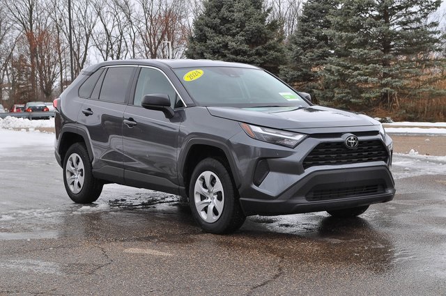 2024 Toyota RAV4 LE's photo