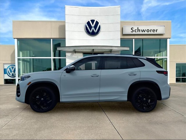 2026 Volkswagen Tiguan SE R-LINE BLACK's photo