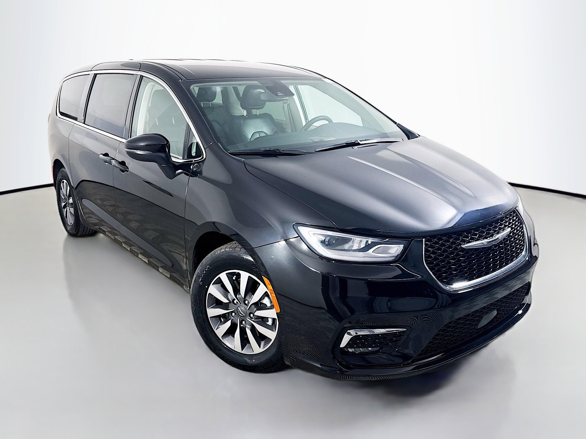 2023 Chrysler Pacifica Hybrid Touring L's photo