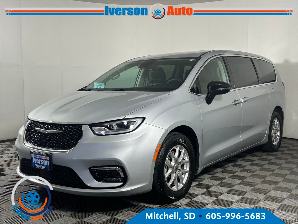 2024 Chrysler Pacifica Touring L photo 3