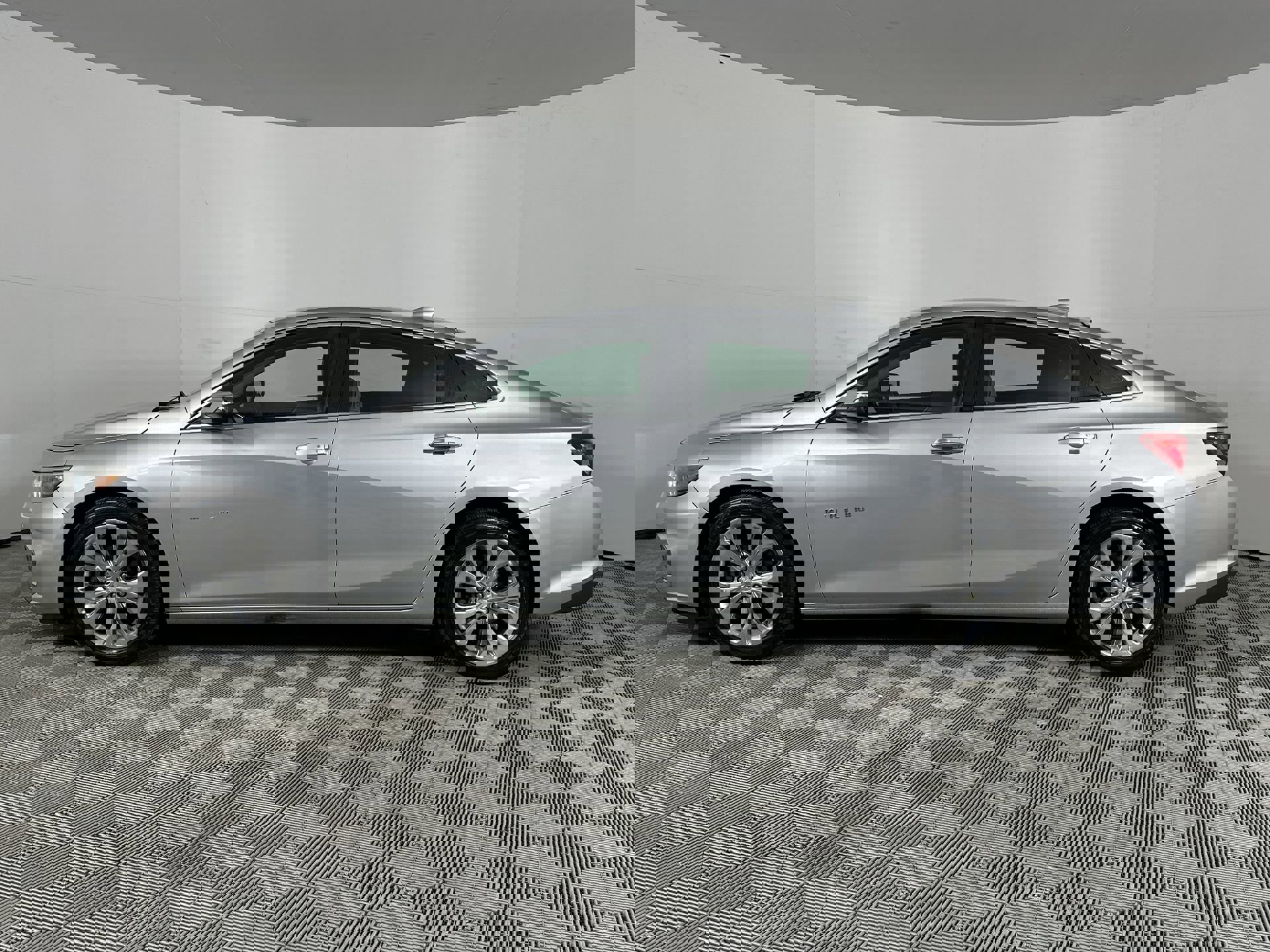 2017 Chevrolet Malibu Premier photo 2