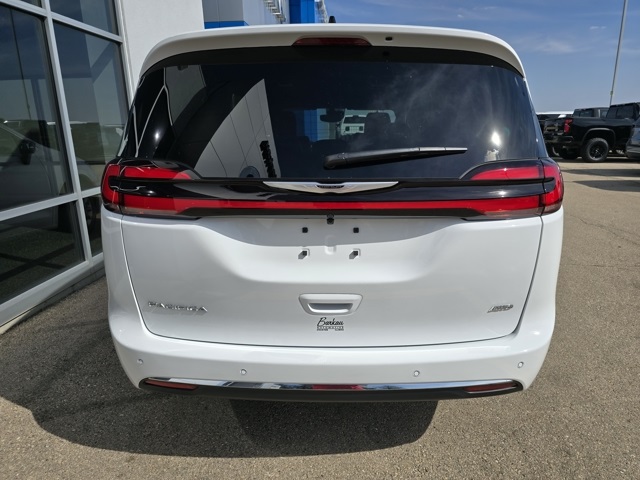 2026 Chrysler Pacifica photo 3