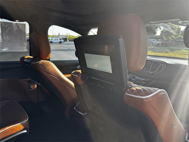 2025 Chrysler Pacifica Pinnacle photo 18