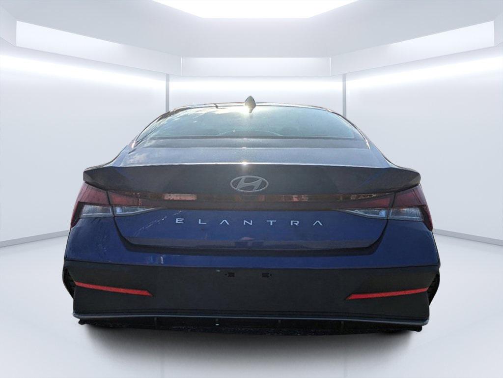 2025 Hyundai Elantra SE photo 4