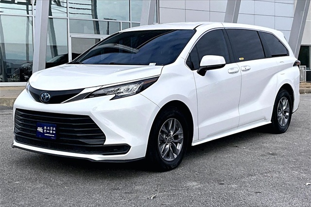 2023 Toyota Sienna LE's photo