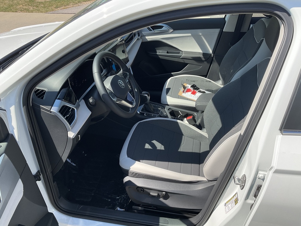 2025 Volkswagen Taos SE photo 7