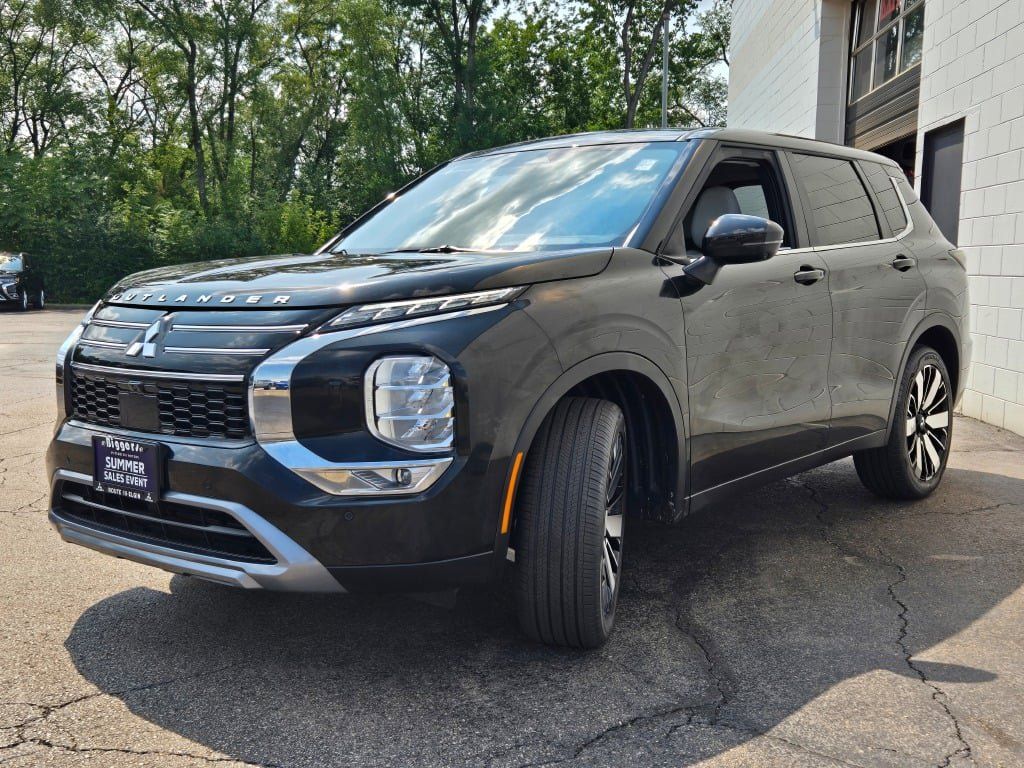 2025 Mitsubishi Outlander SE photo 4