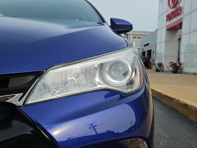 2016 Toyota Camry SE photo 2