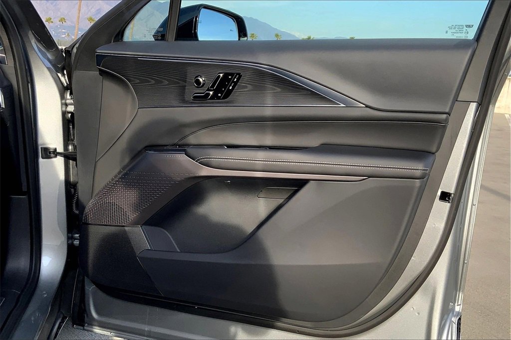 2025 Cadillac Lyriq Luxury photo 31