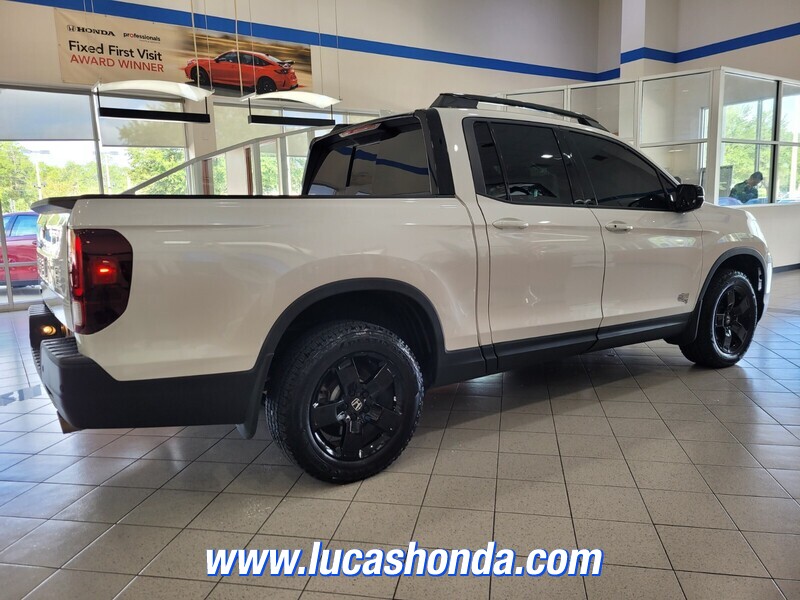 2024 Honda Ridgeline Black Edition photo 3
