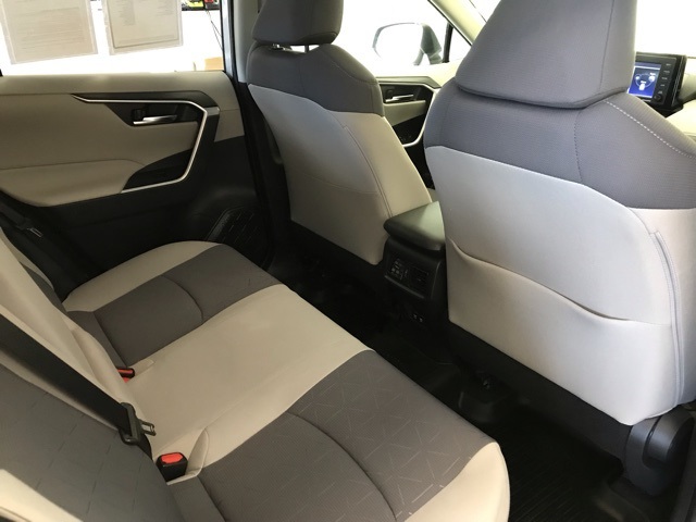 2020 Toyota RAV4 Hybrid XLE photo 13