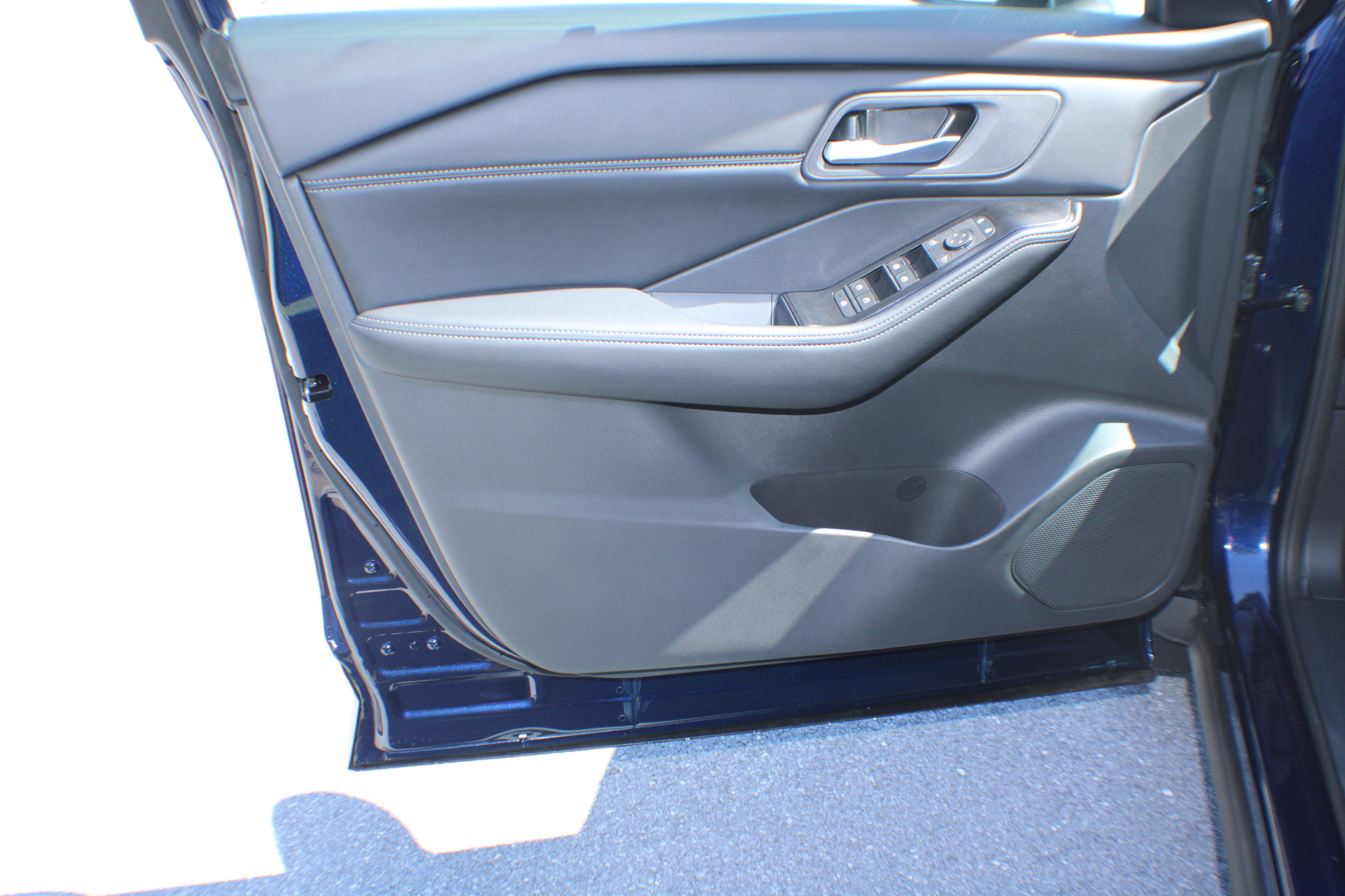 2026 Nissan Rogue SV photo 2