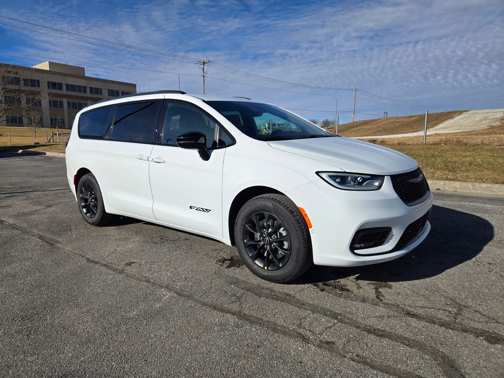 2026 Chrysler Pacifica Select's photo