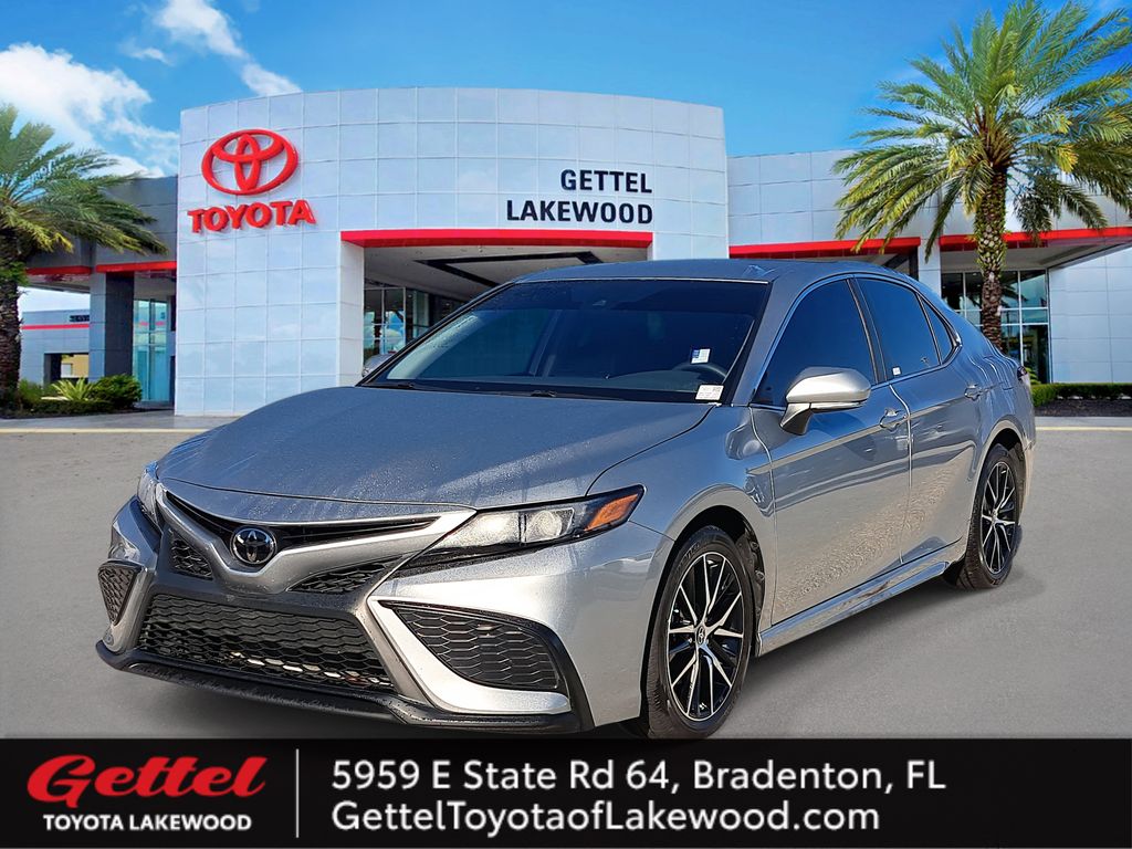 2024 Toyota Camry SE's photo