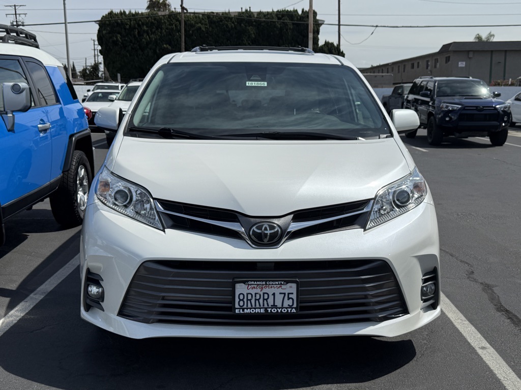 2020 Toyota Sienna XLE photo 2