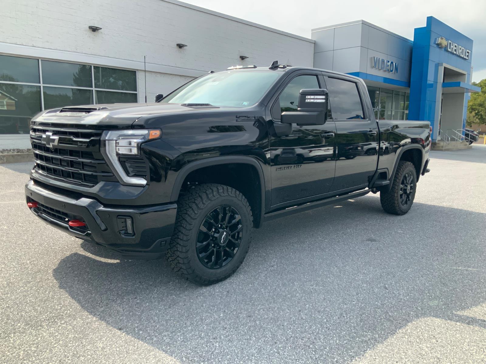 2025 Chevrolet Silverado 2500HD LTZ photo 3