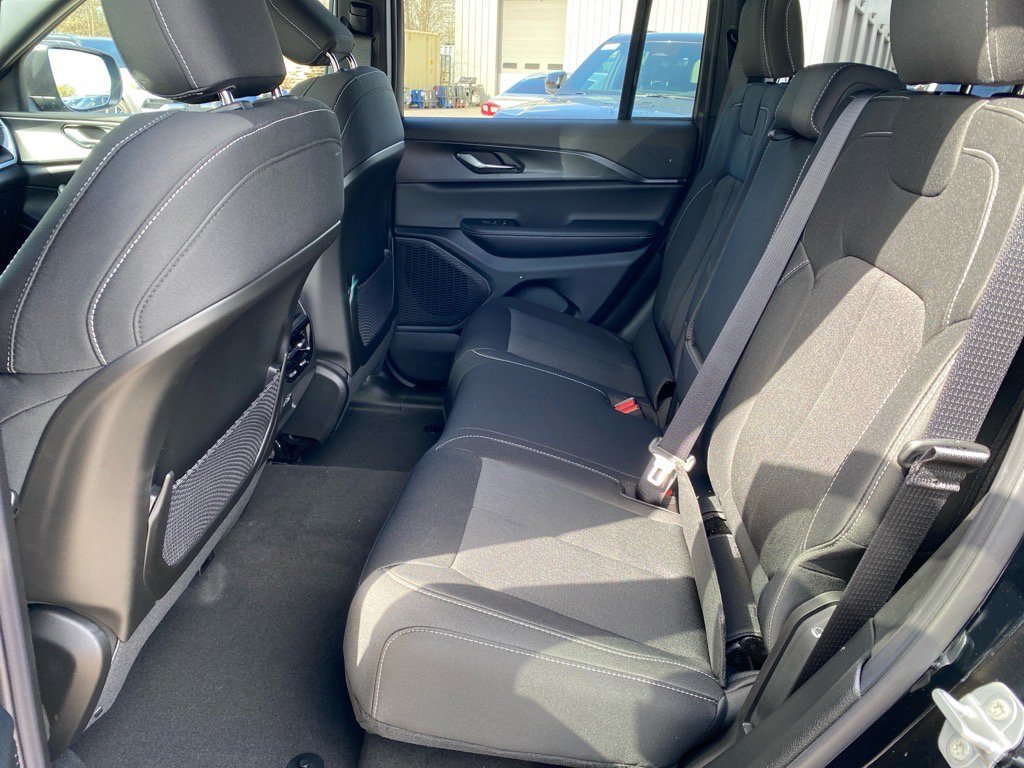 2025 Jeep Grand Cherokee Laredo photo 13
