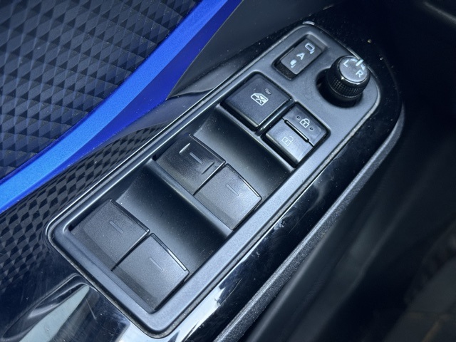 2022 Toyota C-HR XLE photo 8