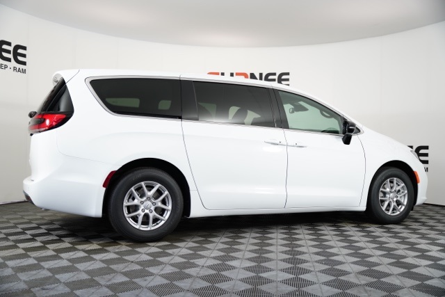 2026 Chrysler Pacifica photo 30