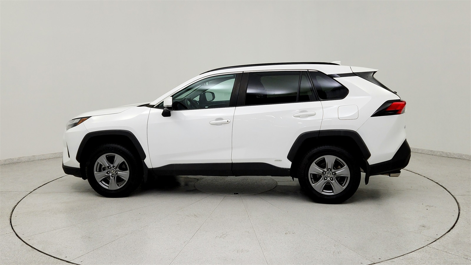 2022 Toyota RAV4 Hybrid XLE photo 4