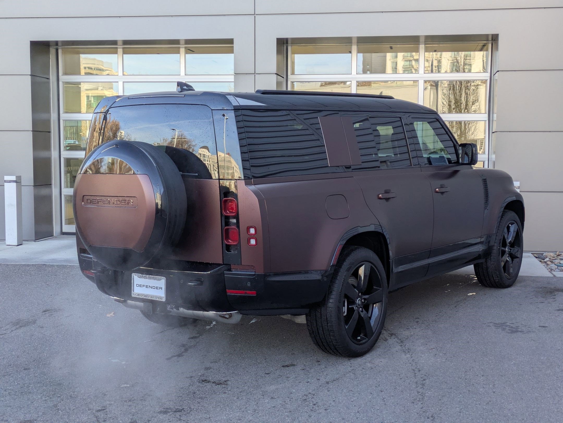 2025 Land Rover Defender X-Dynamic SE photo 4