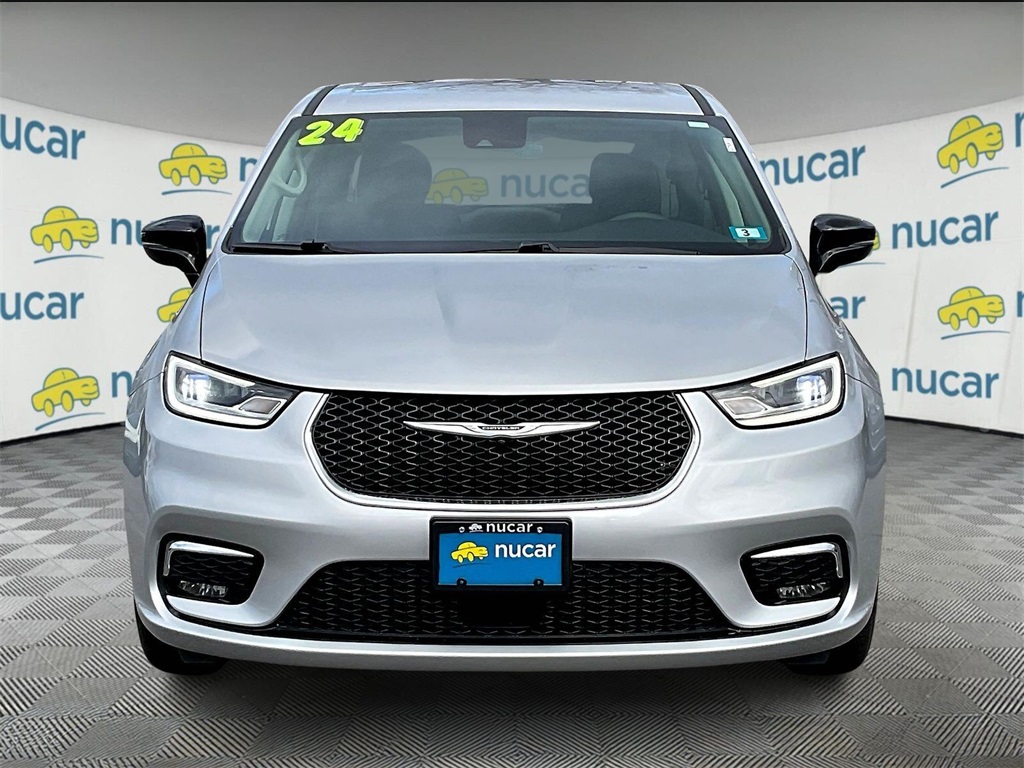 2024 Chrysler Pacifica Touring L photo 2