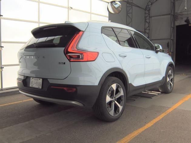 2025 Volvo XC40 Plus photo 4