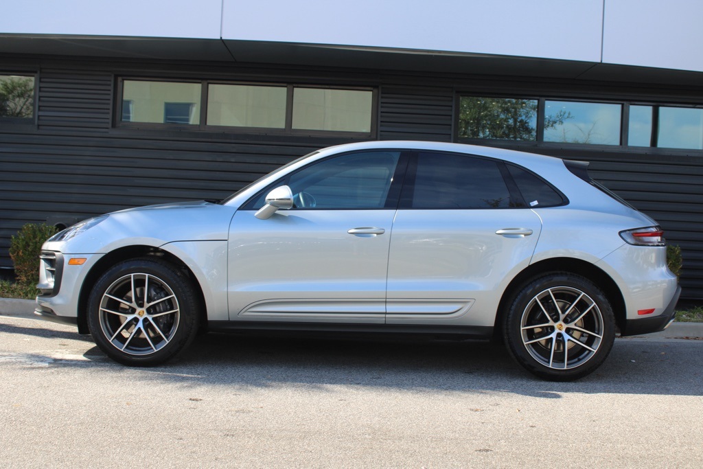 2025 Porsche Macan Base photo 2