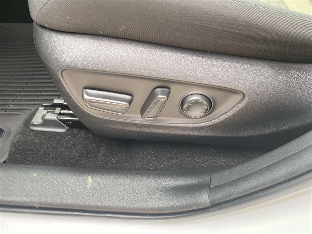 2021 Toyota RAV4 Hybrid XLE photo 12