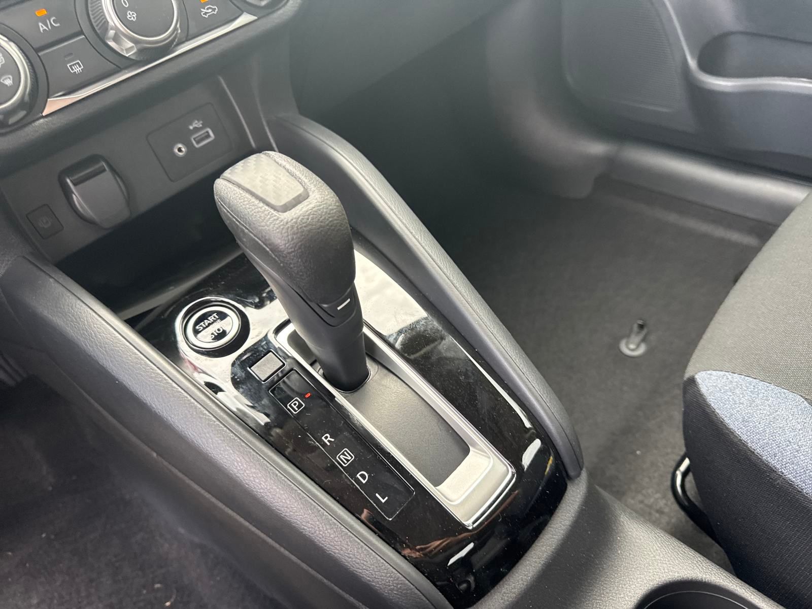 2025 Nissan Versa 1.6 SV photo 18