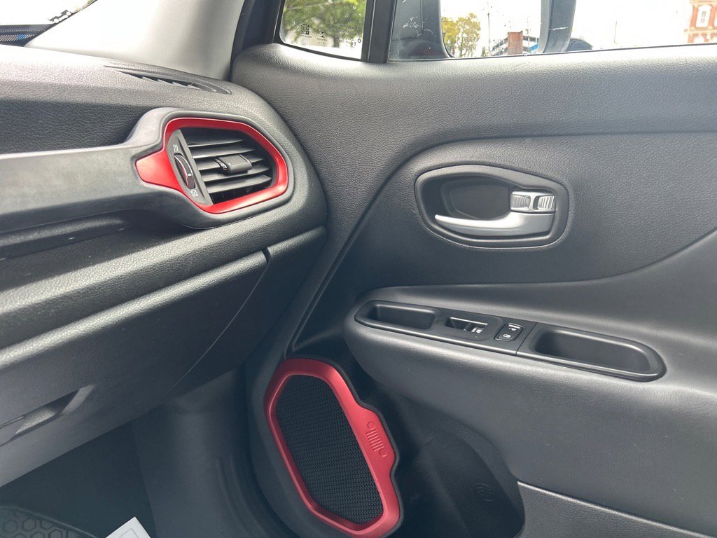 2016 Jeep Renegade Trailhawk photo 23