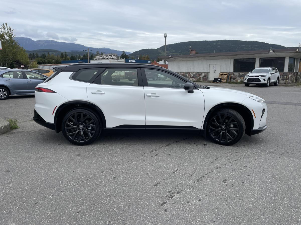 2025 Toyota Crown Signia Limited photo 4