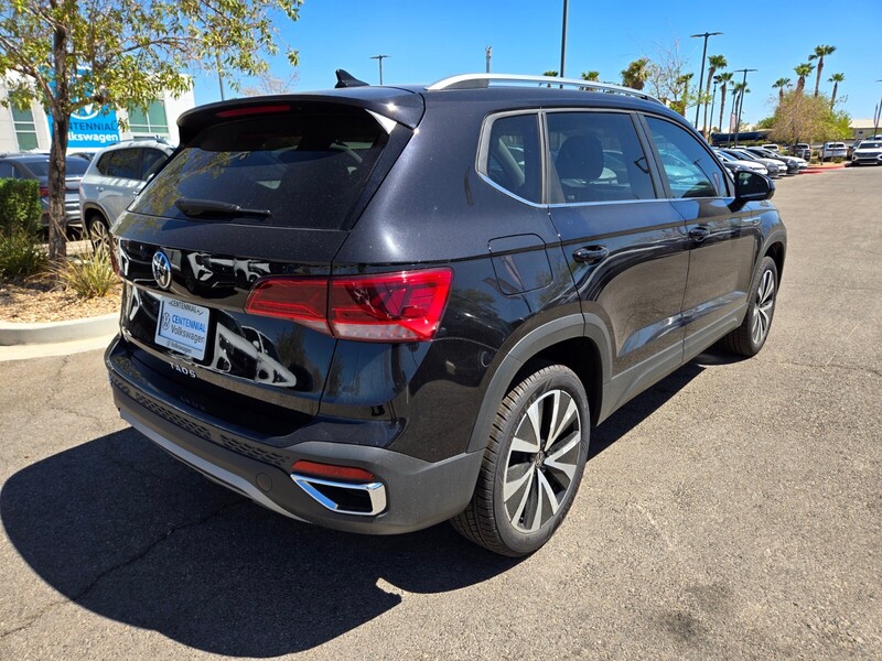 2024 Volkswagen Taos SE photo 4