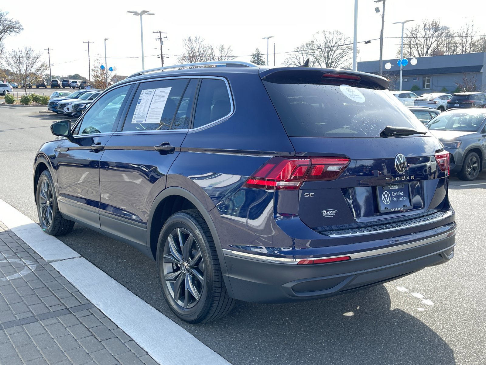 2022 Volkswagen Tiguan SE photo 3