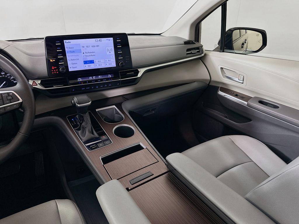 2023 Toyota Sienna XLE photo 22