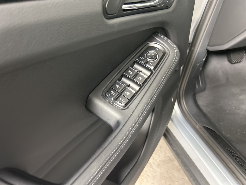 2025 Porsche Macan T photo 14