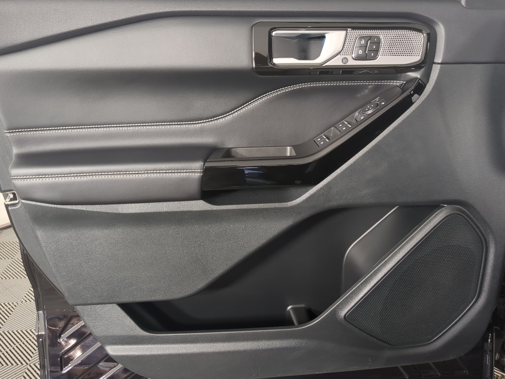 2023 Ford Explorer ST photo 11