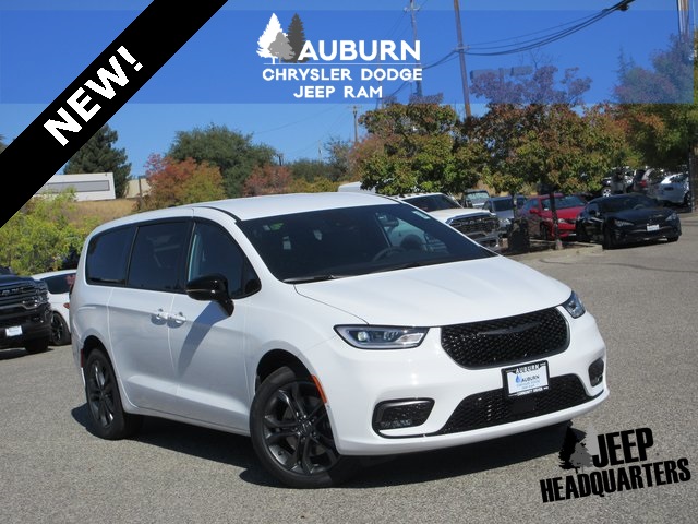 2026 Chrysler Pacifica Select's photo