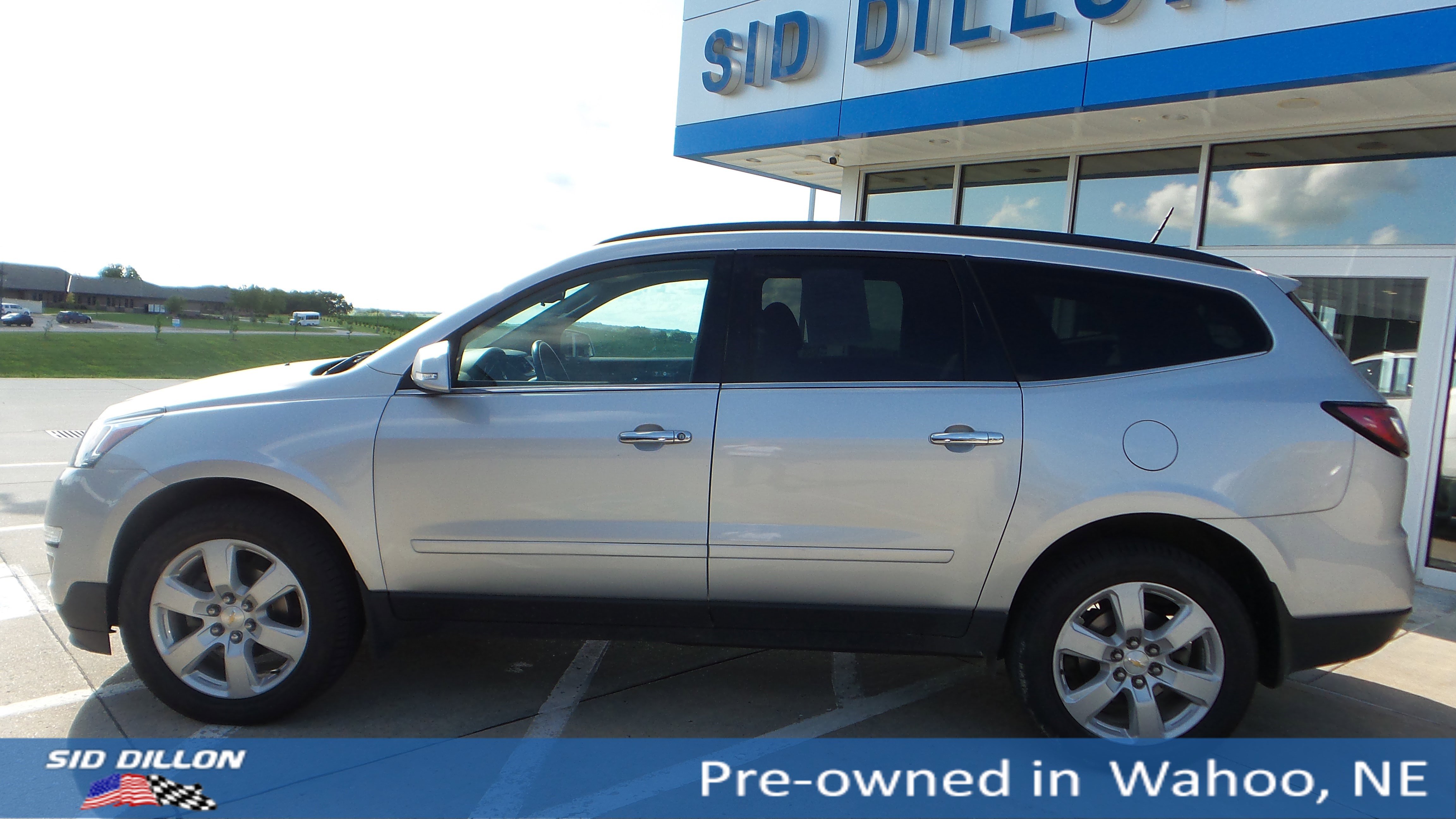 2017 Chevrolet Traverse 1LT photo 2