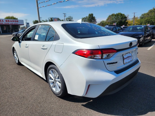 2025 Toyota Corolla LE photo 3