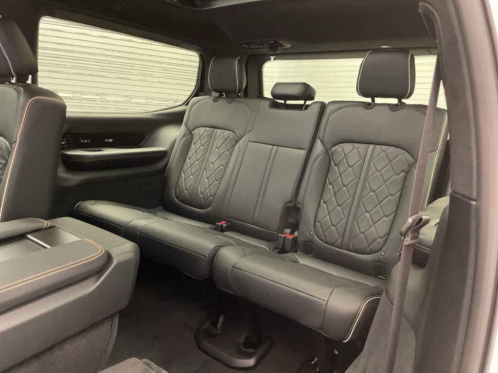 2025 Jeep Grand Wagoneer III photo 18