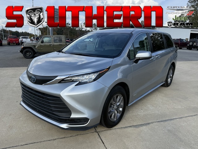 2021 Toyota Sienna LE's photo